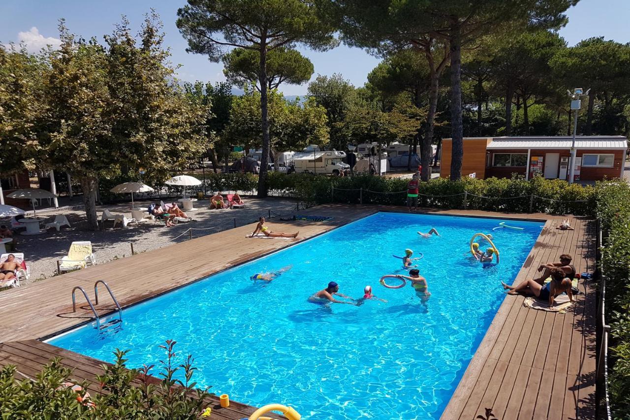 Camping Taimi Hotell Marina di Massa Exteriör bild